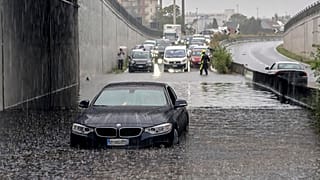 سيارات متوقفة في الشوارع المغمورة بالمياه في ميلانو شمال إيطاليا 
