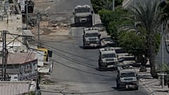 مركبات عسكرية إسرائيلية تناور خلال عملية في مدينة جنين بالضفة الغربية، الخميس، 5 سبتمبر/أيلول 2024