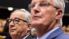Jean-Claude Juncker, à gauche, et Michel Barnier.