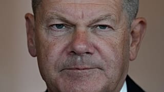 Bundeskanzler Olaf Scholz sieht vor der Bundestagswahl in einem Jahr schweren Zeiten entgegen