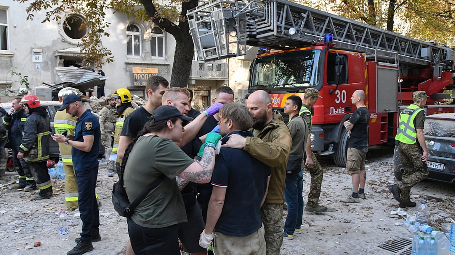 Yaroslav Bazylevych vor den Trümmern seines Hauses nach einem russischen Raketenangriff.