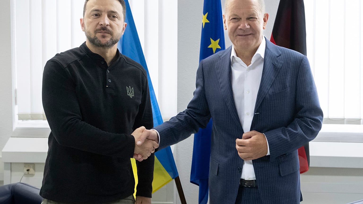 Bundeskanzler Olaf Scholz und der ukrainische Präsident Wolodymyr Selenskyj treffen sich zu bilateralen Gesprächen am Frankfurter Flughafen, Freitag, 6. September 2024.