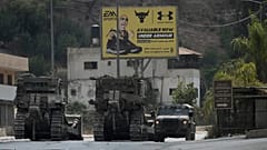 İsrail ordusuna ait buldozerlerden oluşan bir konvoy, 2 Eylül 2024 Pazartesi günü Batı Şeria'nın Cenin kentinde düzenlenen bir ordu baskını sırasında görülüyor.