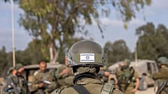 جنود إسرائيليون يتجمعون بالقرب من الحدود الإسرائيلية-غزة في جنوب إسرائيل قبل دخول قطاع غزة، الأربعاء، 1 مايو، 2024.