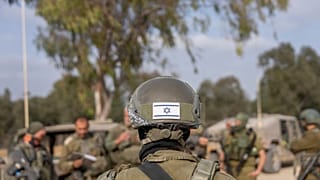 جنود إسرائيليون يتجمعون بالقرب من الحدود الإسرائيلية-غزة في جنوب إسرائيل قبل دخول قطاع غزة، الأربعاء، 1 مايو، 2024.