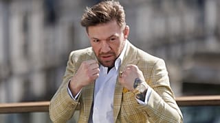 Conor McGregor, 'Bar Fedaisi' filmi için geldiği Londra'da gazetecilere poz veriyor, 14 Mart 2024 