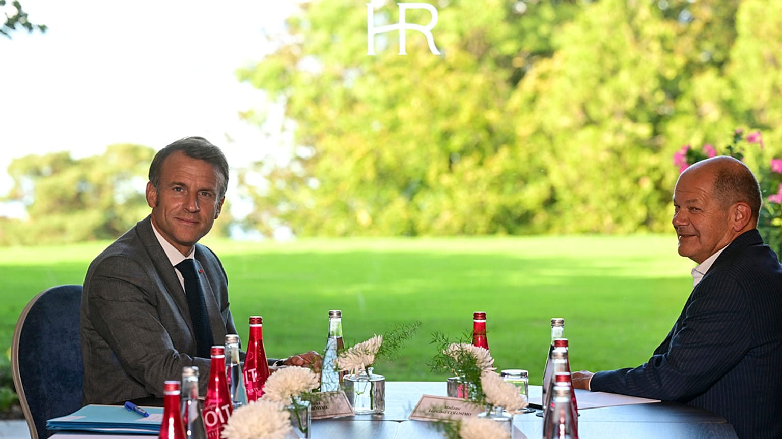 Fransa Cumhurbaşkanı Emmanuel Macron (solda) ve Almanya Başbakanı Olaf Scholz, Fransa'nın doğusundaki Evian'daki toplantı öncesinde poz verdi.