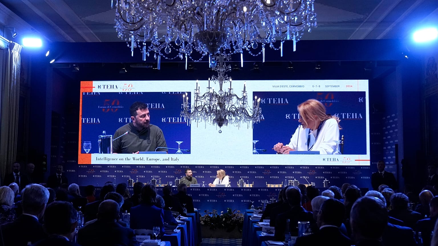 Wolodymyr Selenskyj sitzt mit einem italienischen Journalisten beim Wirtschaftsforum des Europäischen Hauses Ambrosetti (TEHA) in Cernobbio, 6. September 2024