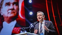 CHP Lideri Özgür Özel, Kurultay'ın oylama gününde yaptığı konuşmadan bir kareyi X hesabında paylaştı