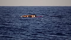 Libya'dan kaçan göçmen ve mülteciler, 28 Ağustos Pazar günü, Akdeniz'de İtalya kıyılarına doğru seyreden ahşap bir teknenin güvertesinde