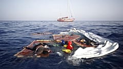 Libyische Küstenwache fängt Boot mit 64 Migranten ab.