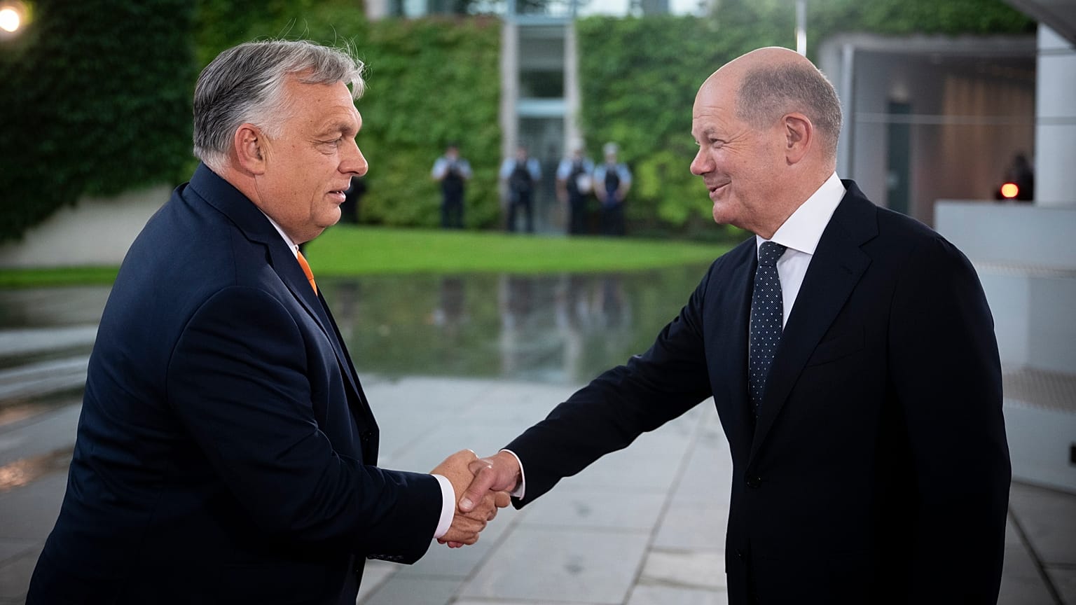Olaf Scholz német kancellár (jobbra) Orbán Viktor magyar kormányfőt fogadja Berlinben 2024. június 21-én.