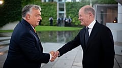Olaf Scholz német kancellár (jobbra) Orbán Viktor magyar kormányfőt fogadja Berlinben 2024. június 21-én.