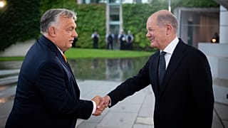 Olaf Scholz német kancellár (jobbra) Orbán Viktor magyar kormányfőt fogadja Berlinben 2024. június 21-én.