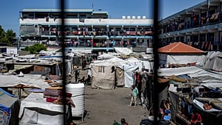فلسطينيون يحتمون من القصف الإسرائيلي على مدرسة في خان يونس في قطاع غزة، الأربعاء، 4 سبتمبر/أيلول 2024