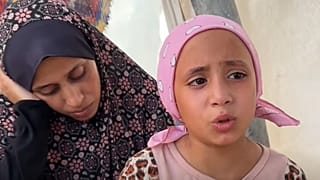 الطفلة ��ما ترتدي حجابا يغطي رأسها بعد تساقط الشعر منه 