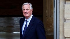 Le nouveau Premier ministre français Michel Barnier arrive pour la cérémonie de passation des pouvoirs, jeudi 5 septembre 2024 à Paris.