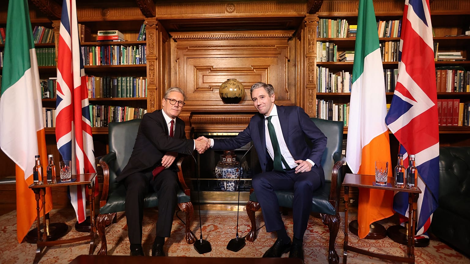 Keir Starmer und Simon Harris reichen sich während eines Gesprächs in Dublin die Hände, 7. September 2024