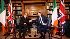 Keir Starmer und Simon Harris reichen sich während eines Gesprächs in Dublin die Hände, 7. September 2024