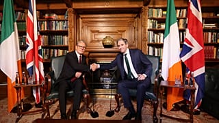 Keir Starmer e Simon Harris si stringono la mano durante i colloqui a Dublino, 7 settembre 2024