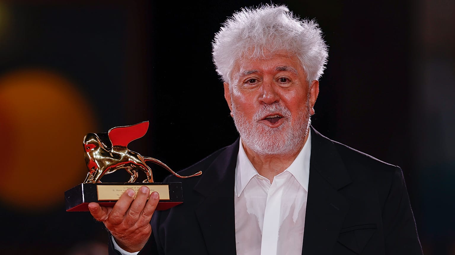 `Pedro Almodóvar recoge el León de Oro en Venecia. 