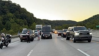صورة تظهر توقف حركة المرور في موقع إطلاق النار بولاية كنتاكي.