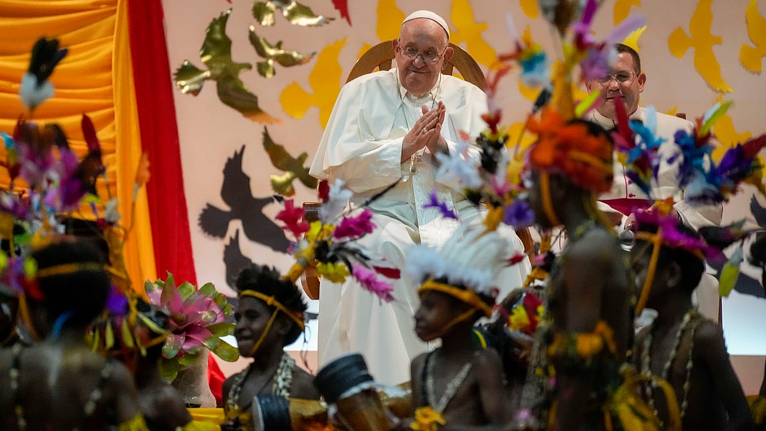 Papst Franziskus besucht einen traditionellen Tanz, der von den Schülern der Caritas Technical Secondary School in Port Moresby am Samstag, 7. September 2024, aufgeführt wird.