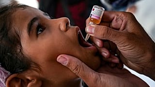 طفلة في غزة تتلقى الجرعة الأولى من لقاح شلل الأطفال