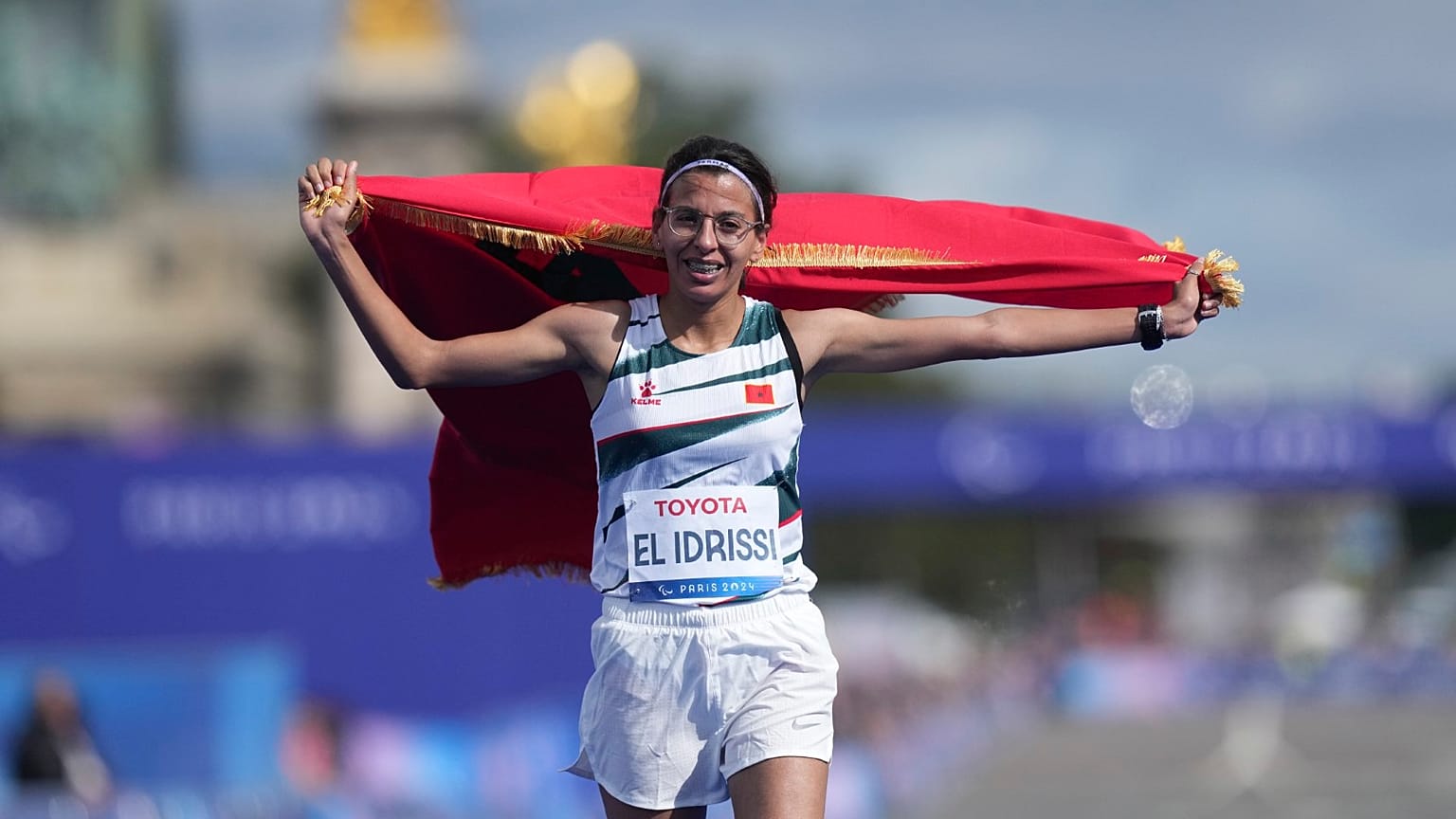 Fatima Ezzahra El Idrissi de Marruecos celebra después de ganar el maratón femenino T12 en los Juegos Paralímpicos de 2024, el domingo 8 de septiembre de 2024, en Francia.