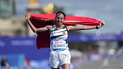 Fatima Ezzahra El Idrissi de Marruecos celebra después de ganar el maratón femenino T12 en los Juegos Paralímpicos de 2024, el domingo 8 de septiembre de 2024, en Francia.
