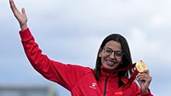 Fatima Ezzahra El Idrissi posiert mit ihrer Goldmedaille nach dem Sieg im Marathon der Frauen T12 bei den Paralympics 2024, Sonntag, 8. September 2024.