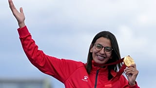 Fatima Ezzahra El Idrissi, de Marrocos, posa com a sua medalha de ouro depois de vencer a maratona feminina T12 nos Jogos Paralímpicos de 2024, domingo, 8 de setembro de 2024,