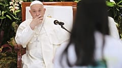El Papa Francisco reacciona mientras escucha a un miembro de la audiencia en el Centro Juvenil Grha Pemuda en Yakarta, Indonesia, el miércoles 4 de septiembre de 2024.