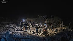 نیروهای امداد و نجات اوکراین در آوارهای ساختمان ویران شده پس از حمله روسیه در پوکروفسک در دونتسک  