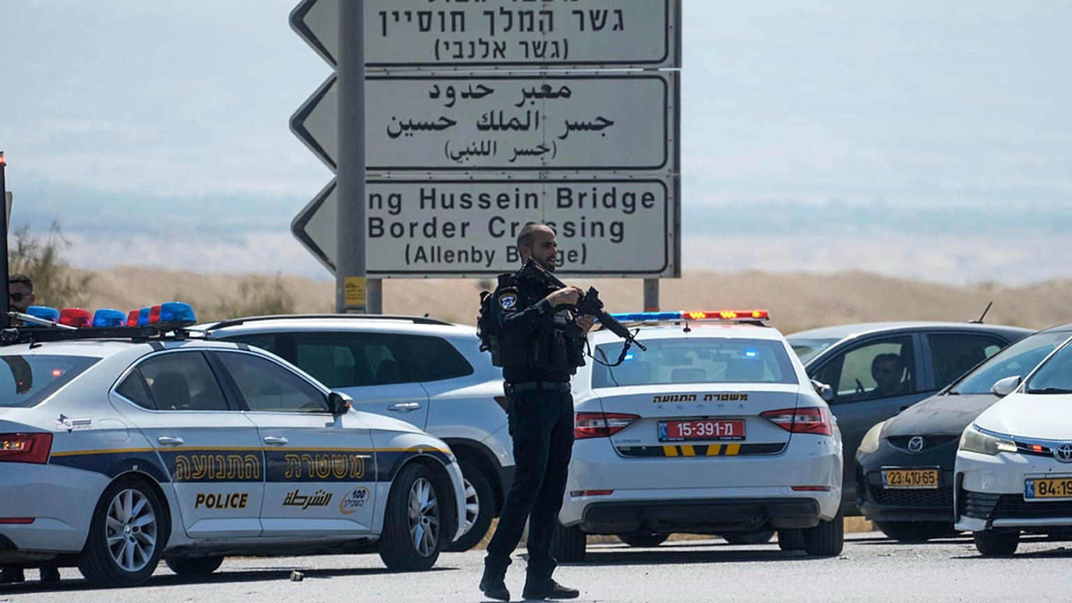 Polícia israelita no cruzamento da ponte Allenby entre a Cisjordânia e a Jordânia, no domingo, 8 de setembro de 2024
