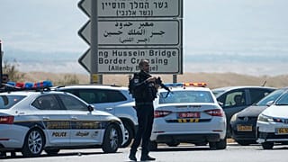 Polícia israelita no cruzamento da ponte Allenby entre a Cisjordânia e a Jordânia, no domingo, 8 de setembro de 2024