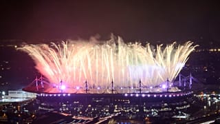 Праздничный салют на Церемонии закрытия Паралимпийских игр 2024 года в Париже, 8 сентября 2024 года