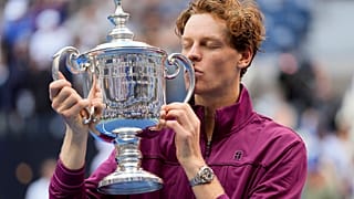Jannik Sinner bacia il trofeo dopo aver sconfitto lo statunitense Taylor Fritz nella finale del singolare maschile degli US Open di tennis, 8 settembre 2024
