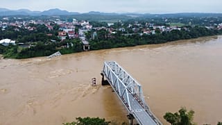 Derrumbe de un puente debido a las inundaciones provocadas por el tifón Yagi en la provincia de Phu Tho, Vietnam, el lunes 9 de septiembre de 2024.