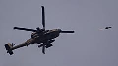Bir İsrail Apaçi helikopteri, 28 Mayıs 2024 Salı günü İsrail'in güneyinden görüldüğü üzere Gazze Şeridi'ne doğru bir füze ateşliyor.