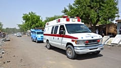 Güvenlik ekiplerine bağlı araçlar ve bir ambulans, Nijerya'da bombalı saldırının gerçekleştiği yere gidiyor, 2 Haziran 2015