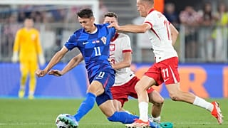 Hırvatistan'dan Ante Budimir, solda, Polonya'dan Karol Swiderski, sağda ve Polonya'dan Pawel Dawidowicz ile top için mücadele ediyor, 8 Eylül 2024 Pazar, Osijek, Hırvatistan