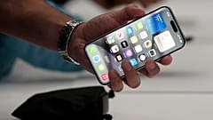 هاتف iPhone 15 Pro بعد أن قدمته شركة Apple في مقرها في 12 سبتمبر أيلول 2023 في كاليفورنيا