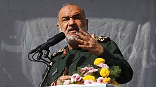قائد الحرس الثوري الإيراني شبه العسكري الجنرال حسين سلامي يخاطب الحشد خلال تجمع حاشد أمام السفارة الأمريكية السابقة لإحياء الذكرى السنوية للاستيلاء على السفارة الأمريكية 