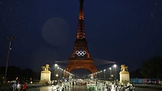 منظر عام لبرج إيفل خلال حفل افتتاح دورة الألعاب الأولمبية الصيفية 2024، الجمعة 26 يوليو 2024 في باريس، فرنسا. (ستيفاني ليكوك/صورة من وكالة أسوشيتد برس)