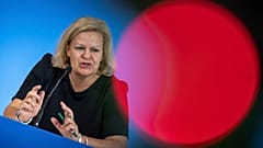 La ministra degli Interni Nancy Faeser parla durante una conferenza stampa a Berlino in cui ha annunciato che la Germania rafforzerà i controlli alle frontiere per 6 mesi