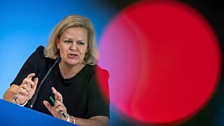 La ministra degli Interni Nancy Faeser parla durante una conferenza stampa a Berlino in cui ha annunciato che la Germania rafforzerà i controlli alle frontiere per 6 mesi