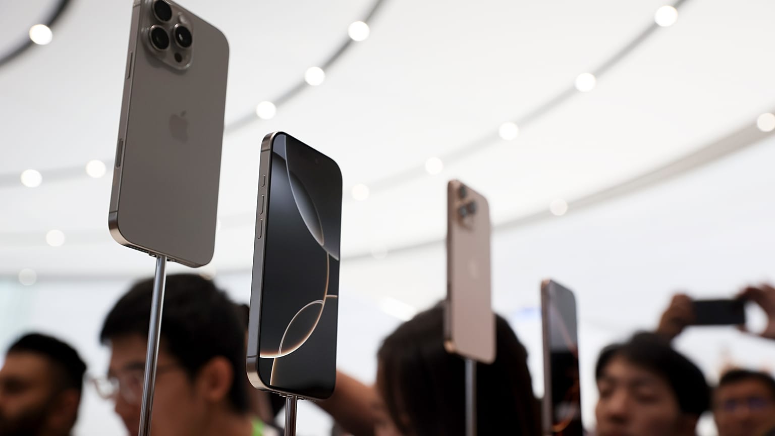 El nuevo iPhone 16 se muestra durante un anuncio de nuevos productos en la sede de Apple el lunes 9 de septiembre de 2024, en Cupertino, California.