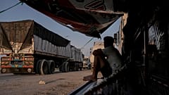 Египетский водитель грузовика с гуманитарной помощью ожидает пересечения пограничного перехода Рафах между Египтом и сектором Газа, 9 сентября 2024 г.