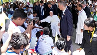 Papa Francis, Doğu Timor'daki Immaculate Conception Katedrali'nde düzenlenen kutsal ayin sonrasında halkı selamlıyor, 10 Eylül 2024.